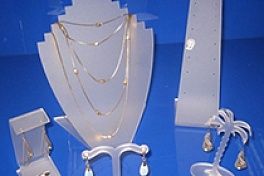Подставки для украшений из оргстекла